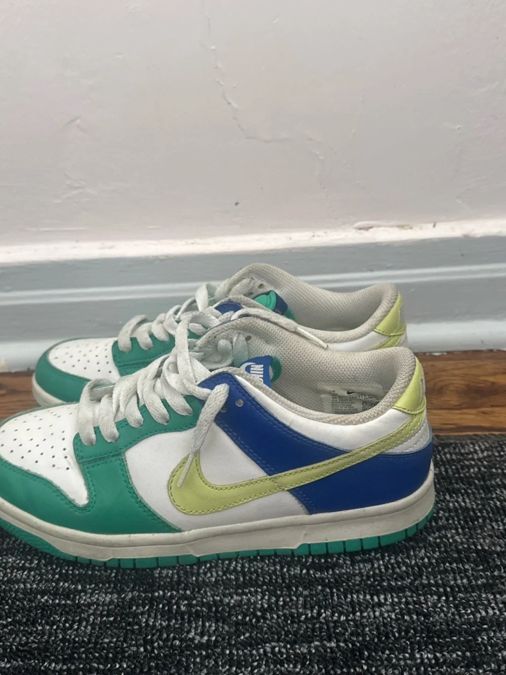 Nike Kids Low-Top Sneakers in Green, Blue & Yellow